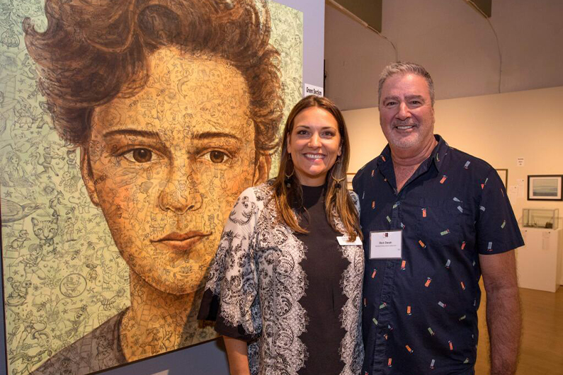 La directora de Cara a Cara, Sara Brewer, aparece en el Petaluma Argus-Courier